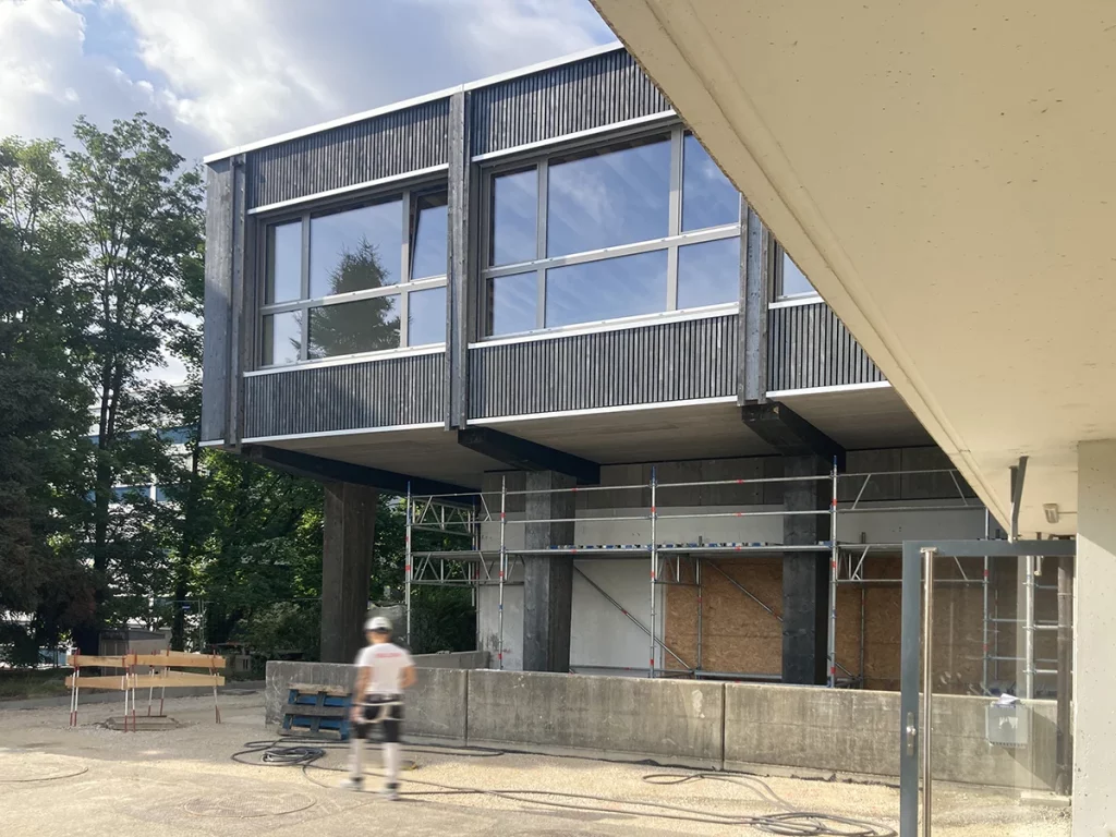 Façade en cours de révélation du Cycle d’Orientation de la Golette à Meyrin, projet Amos Architectes.
